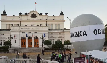 Застъпници и противници на кабинета скандират пред НС