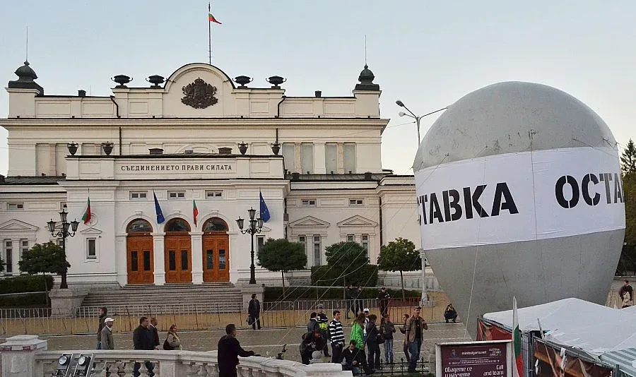 Застъпници и противници на кабинета скандират пред НС