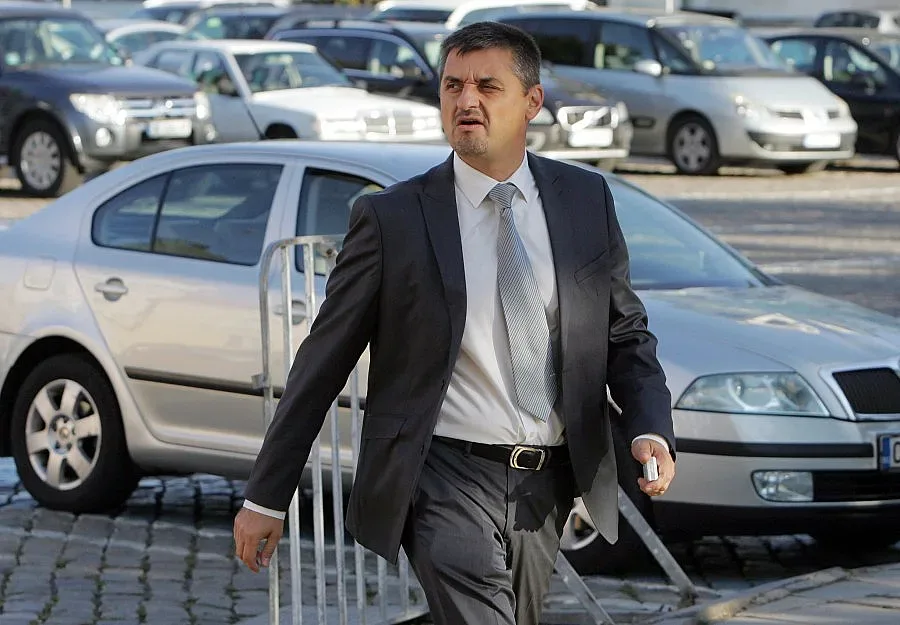 Дават Златанов с тефтерчето на собствената му комисия