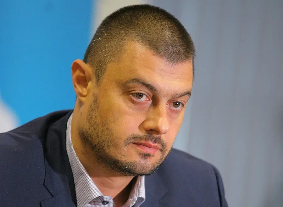 Бойко се превърна в патерица на властта