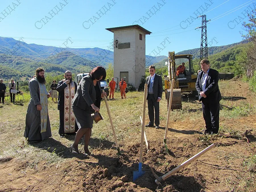 Чиста вода потича към село Бързия