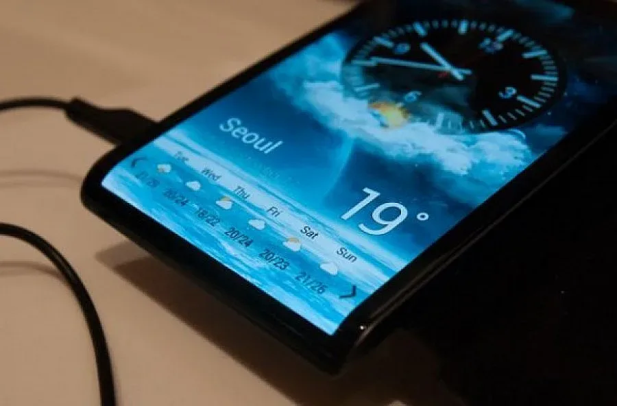 Samsung пуска смартфон с извит екран