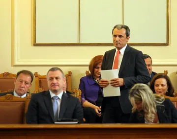 Вотът мести сбирката на МС