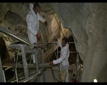 Лепят Леденика с изкуствена смола