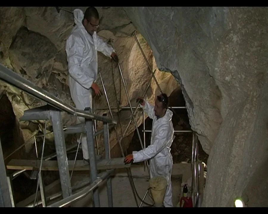 Лепят Леденика с изкуствена смола