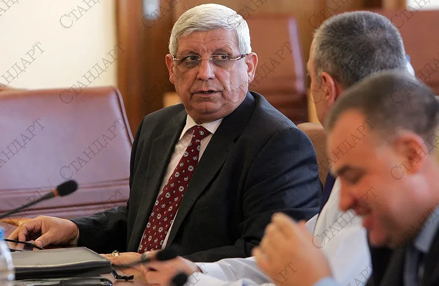 Ангелов алармира за чистка в Министерството на отбраната