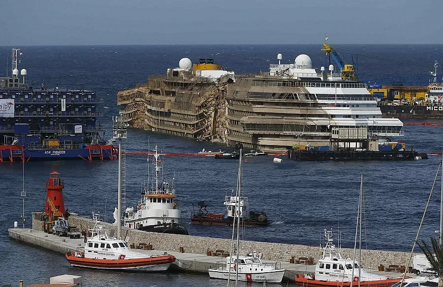 Капитанът на Costa Concordia обвини кормчията за катастрофата