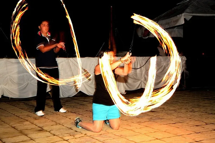 Ева и Огнян от Перник рисуват картини с живи пламъци