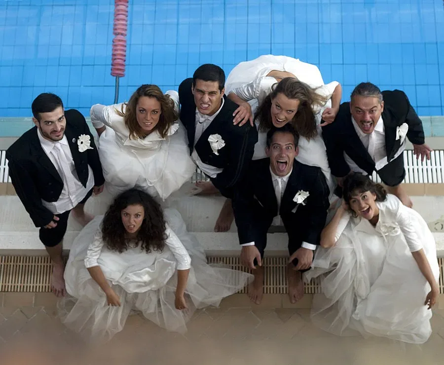 Звезди скочиха с костюми в басейн