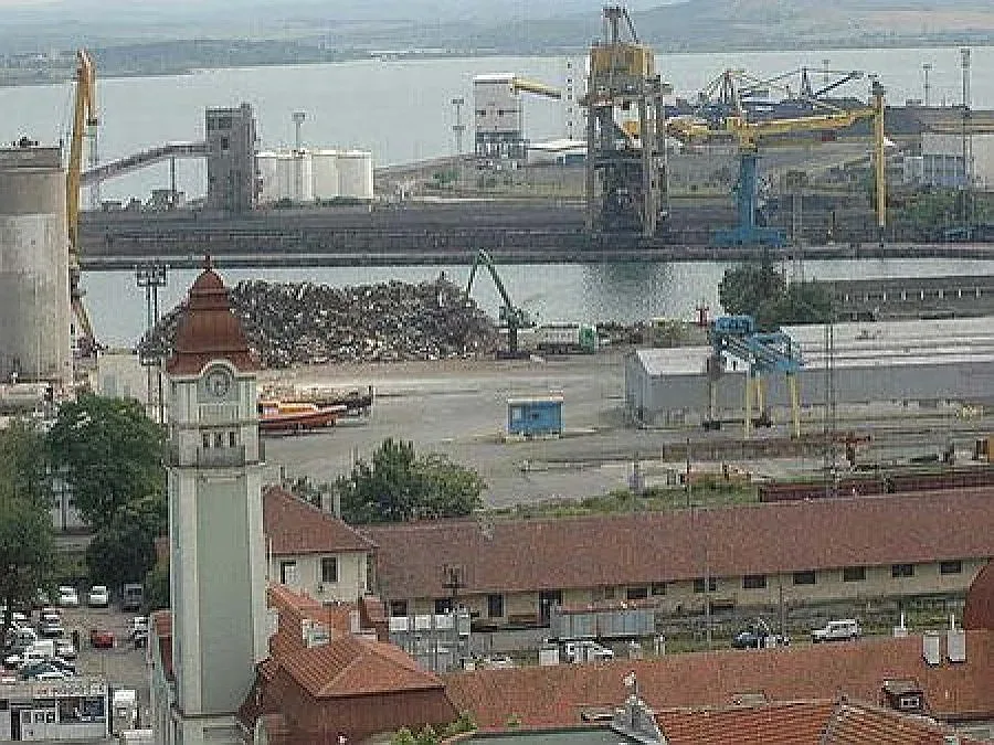 Частен порт решава държавни проблеми