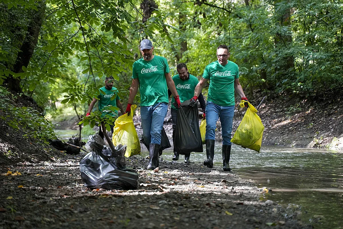 Стотици доброволци от Кока-Кола ХБК България подкрепиха Световния ден за почистване