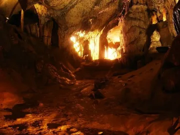 Пещерата "Леденика" се пропука