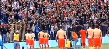 ВИДЕО: Бесните фенове на Звезда съблякоха играчите 