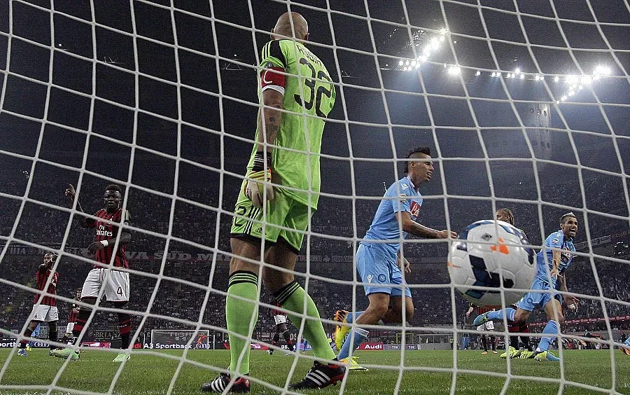 ВИДЕО: Наполи удари Милан на "Сан Сиро"  