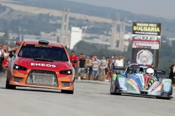 Царски се заби в билборд