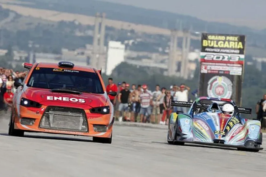 Царски се заби в билборд