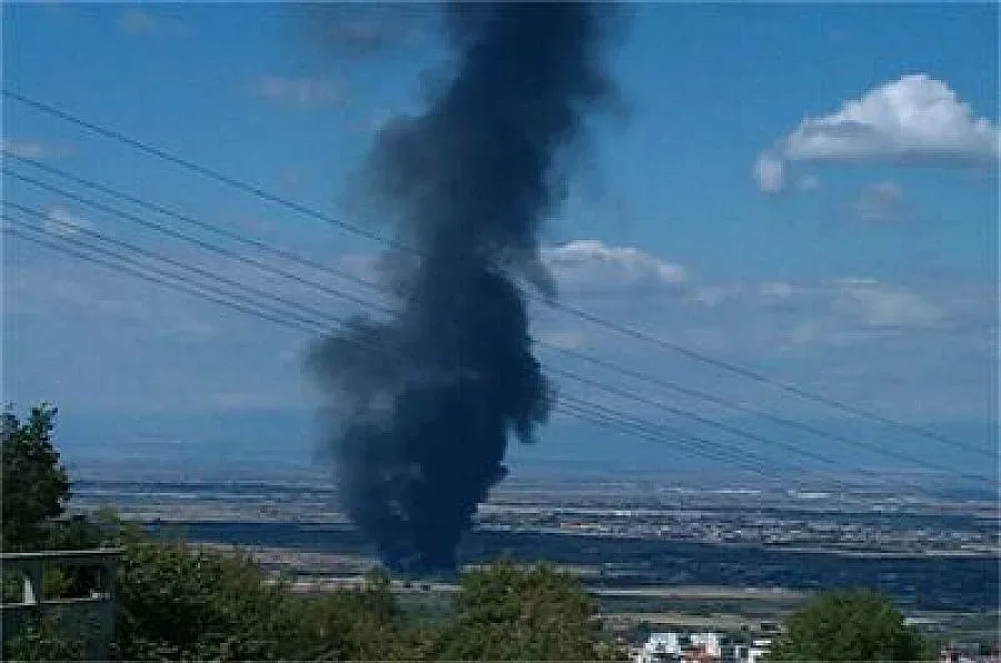 Пожар бушува в зеленчуковата борса в Пловдив
