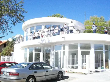 Бялото братство вдигна уникален дом