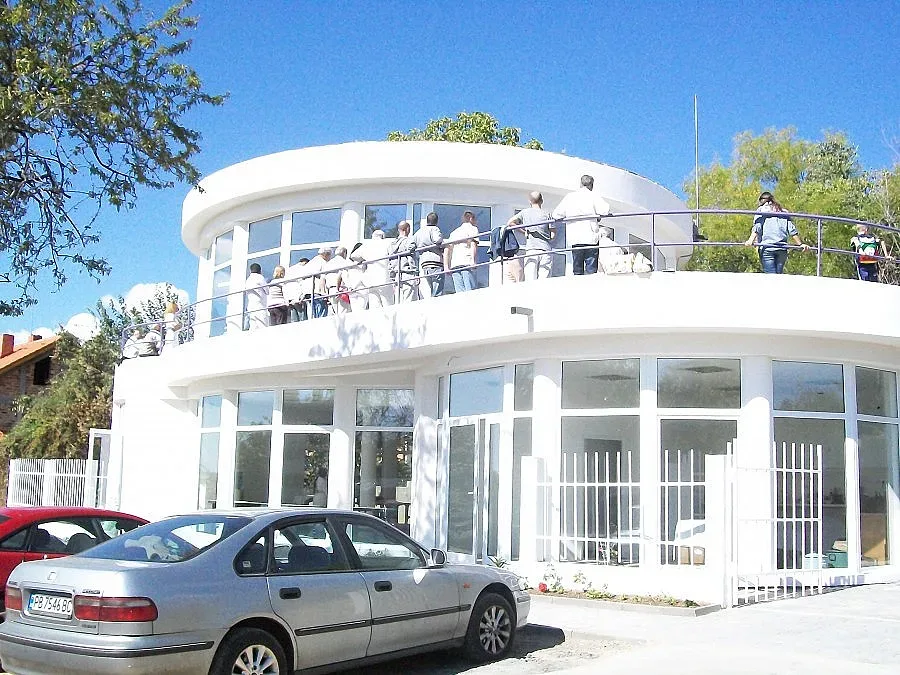 Бялото братство вдигна уникален дом