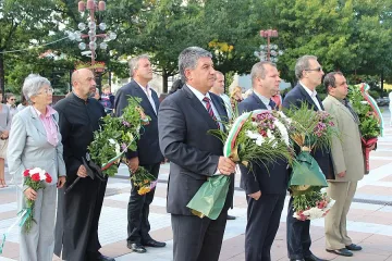Отрупаха паметник с венци под звука на патриотични мелодии