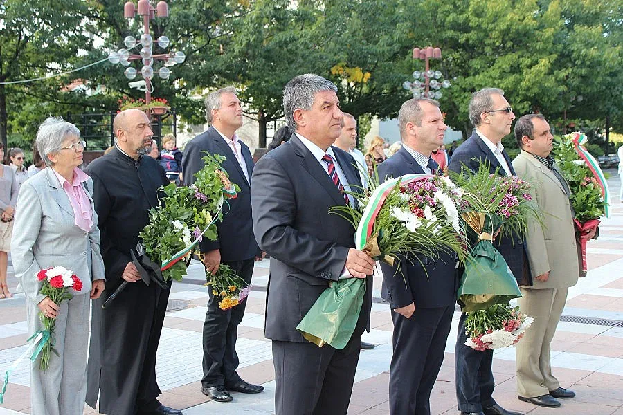 Отрупаха паметник с венци под звука на патриотични мелодии