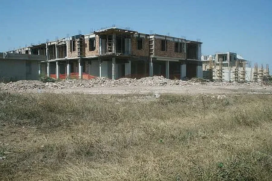 Почти половината хотели край морето незавършени