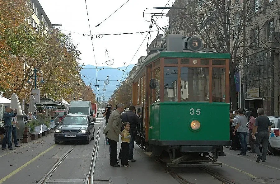 Трамвай реликва вози софиянци днес