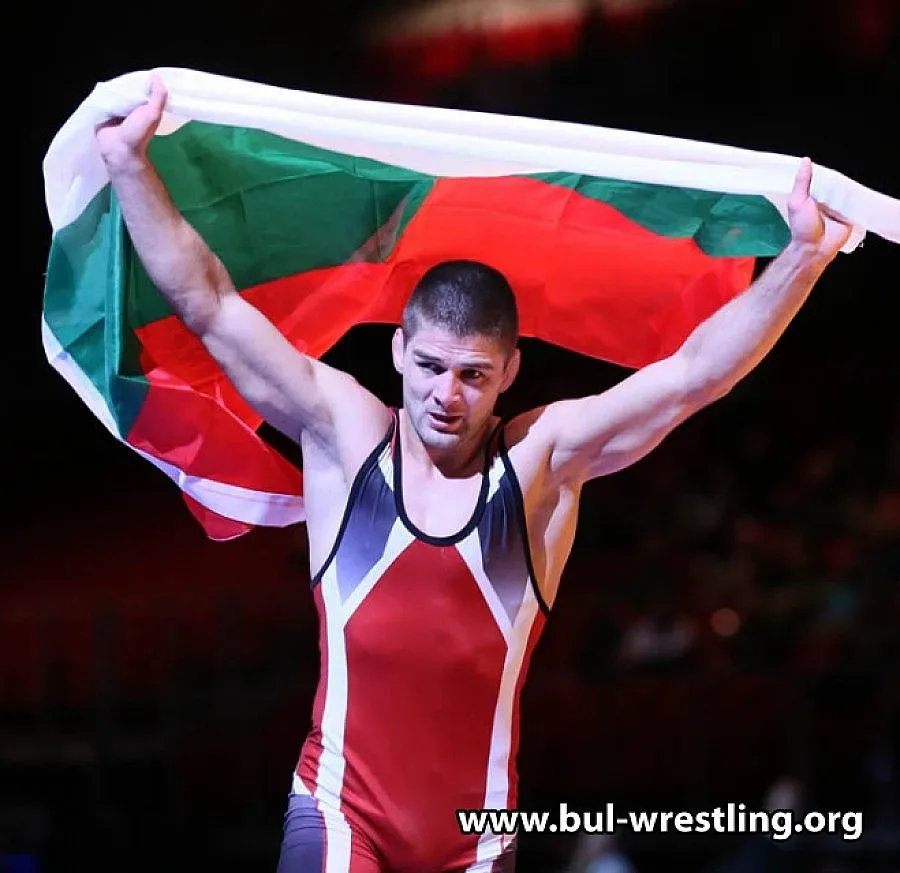 Иво Ангелов грабна световната титла по борба