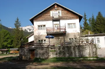 50 работници спасиха ски гардероб