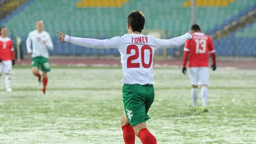 Тонев оскуба "канарчетата"