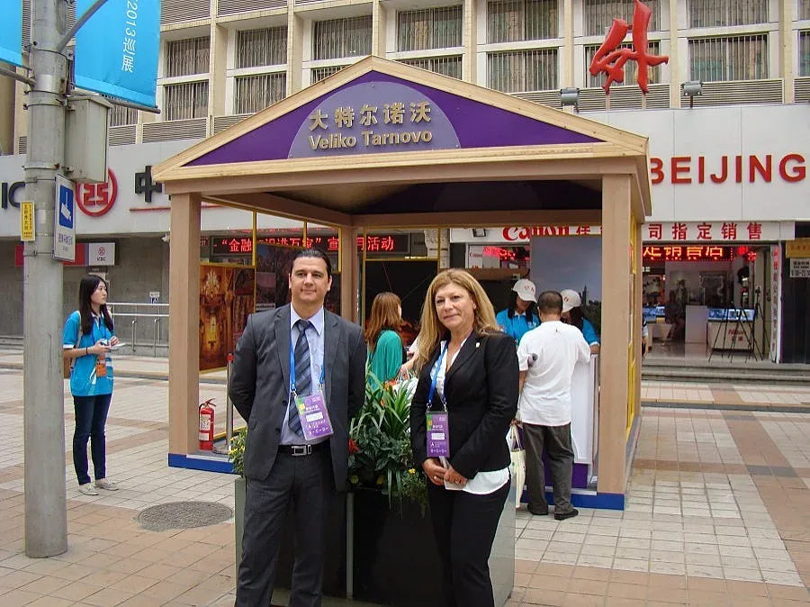 Царевец засенчи Китайската стена