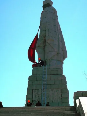 Махнаха червения плащ от паметника на Альоша в Пловдив