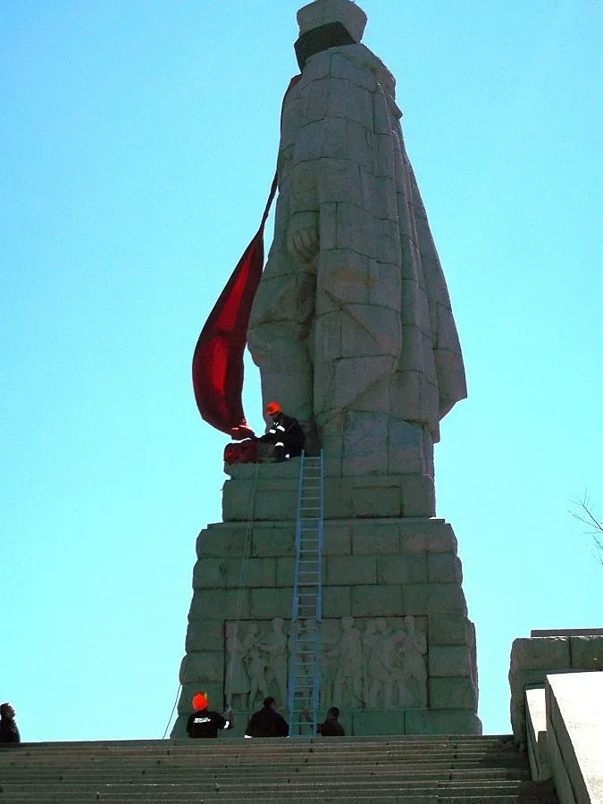 Махнаха червения плащ от паметника на Альоша в Пловдив