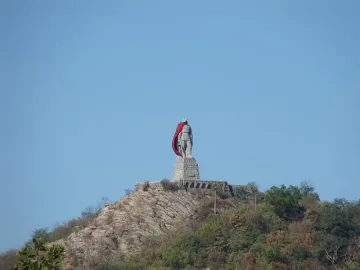 Паметникът на Альоша осъмна с червен плащ