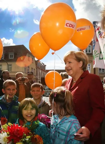 Меркел води с процент ден преди изборите