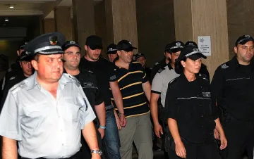 Светата троица на Таки в килия за малко