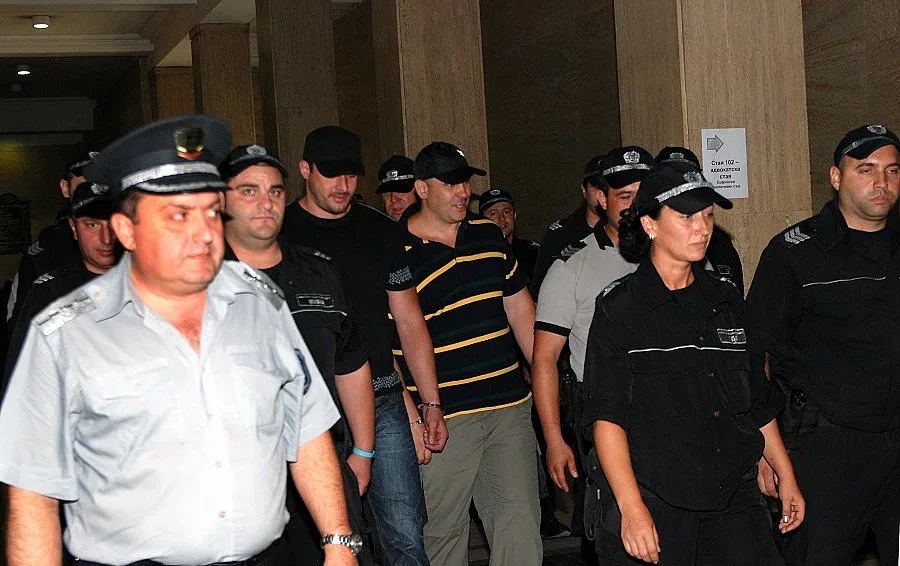 Светата троица на Таки в килия за малко