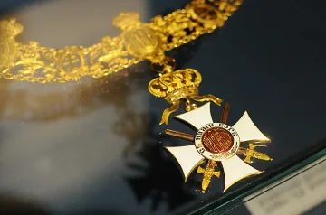 Симеон показва орден на дядо си в музей