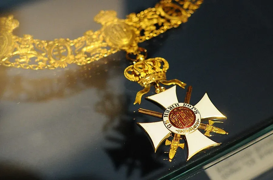 Симеон показва орден на дядо си в музей