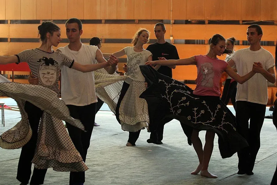 Метален прът падна върху танцьорите на Нешка Робева 