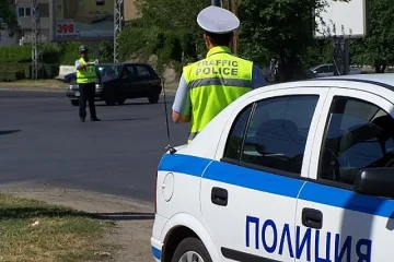 Полицай строши кола с палка