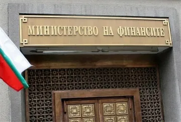 Данъчни с униформа спират на пътя