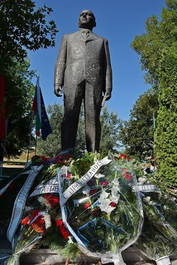 40% от младите искат или при Тато, или в чужбина