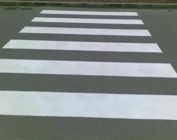 Кола блъсна майка с бебе на „зебра"