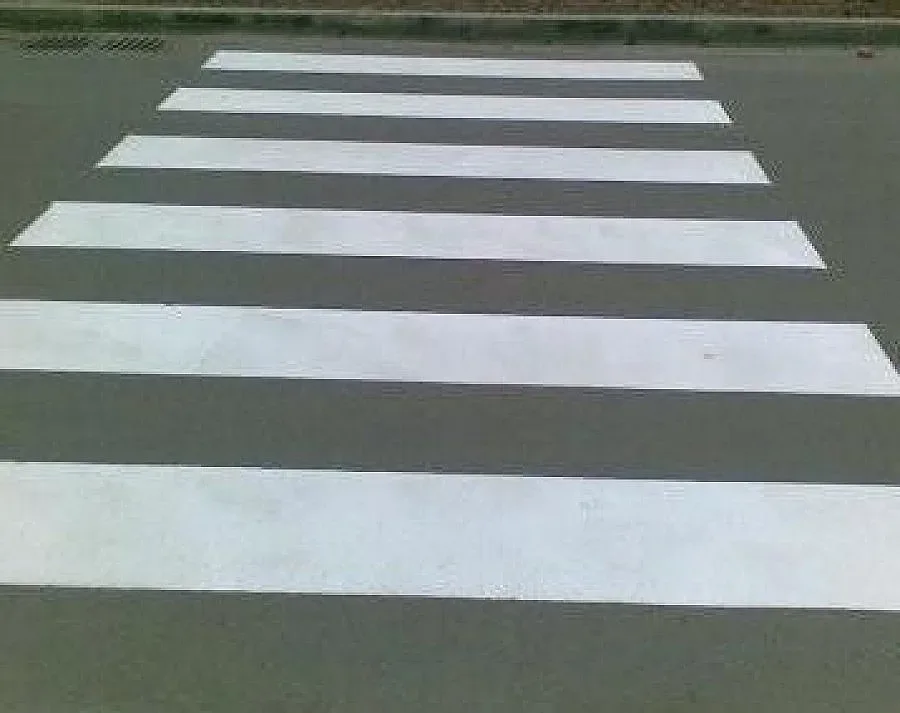 Кола блъсна майка с бебе на „зебра"