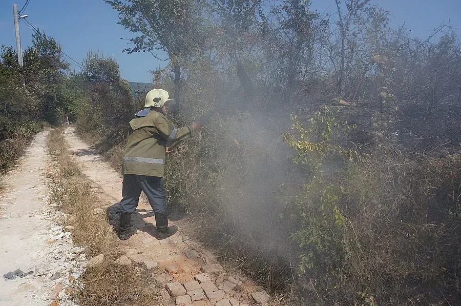 Две къщи изпепелени наполовина от пожар