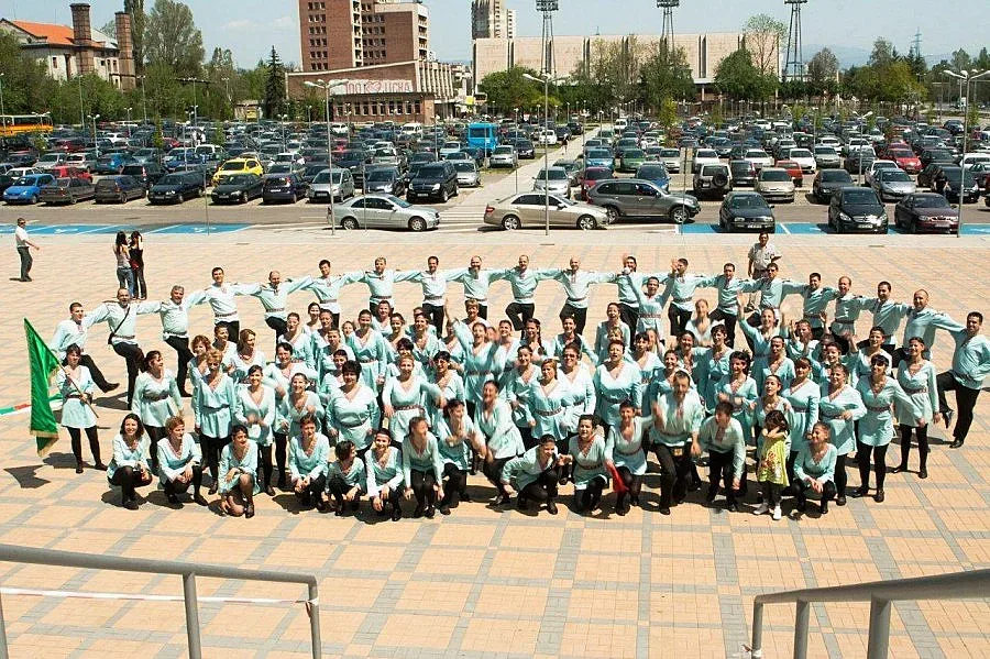 Танцов състав се надиграва с „Голямото балканско надсвирване"