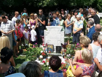 Българи и чужденци почитат 102-годишнината от рождението на Ванга