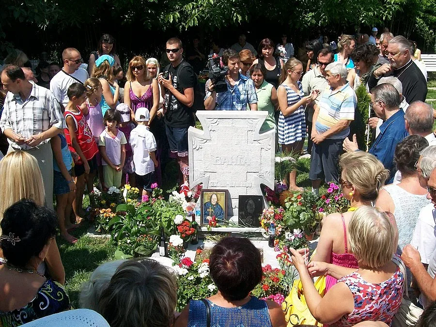 Българи и чужденци почитат 102-годишнината от рождението на Ванга