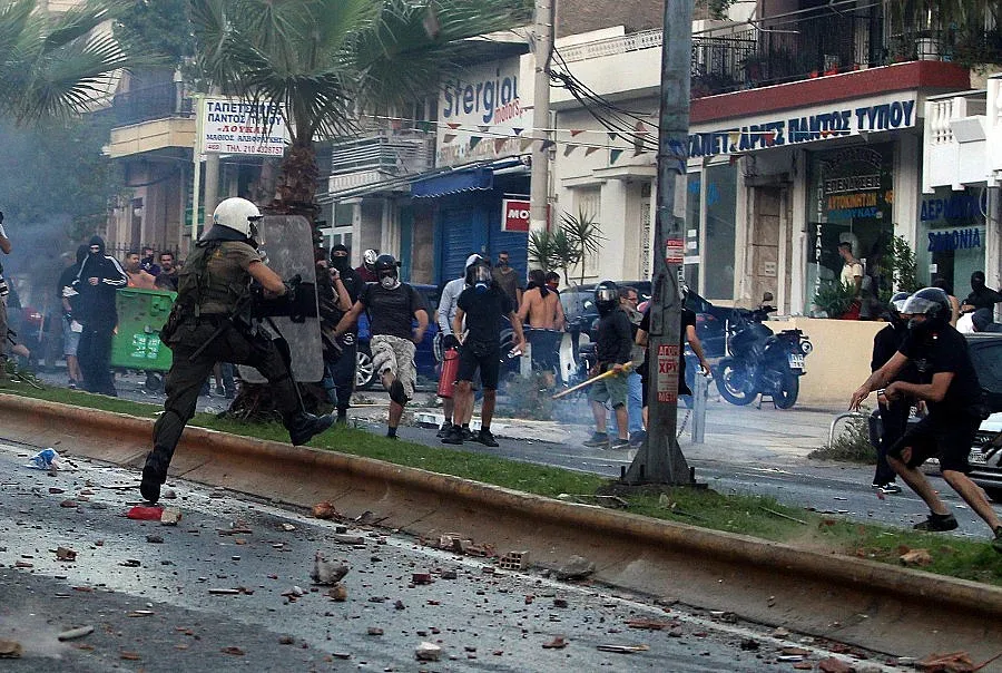 Масови безредици разтърсиха Гърция